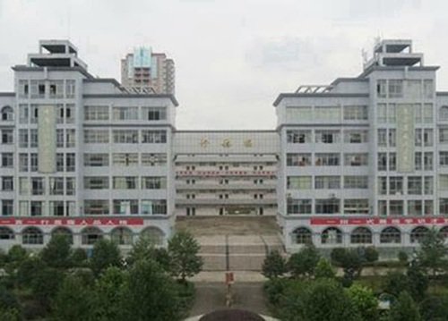 给校园注入了水的灵性